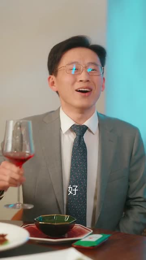 短剧《她自万丈荣光》75集短剧全集无删减免费看